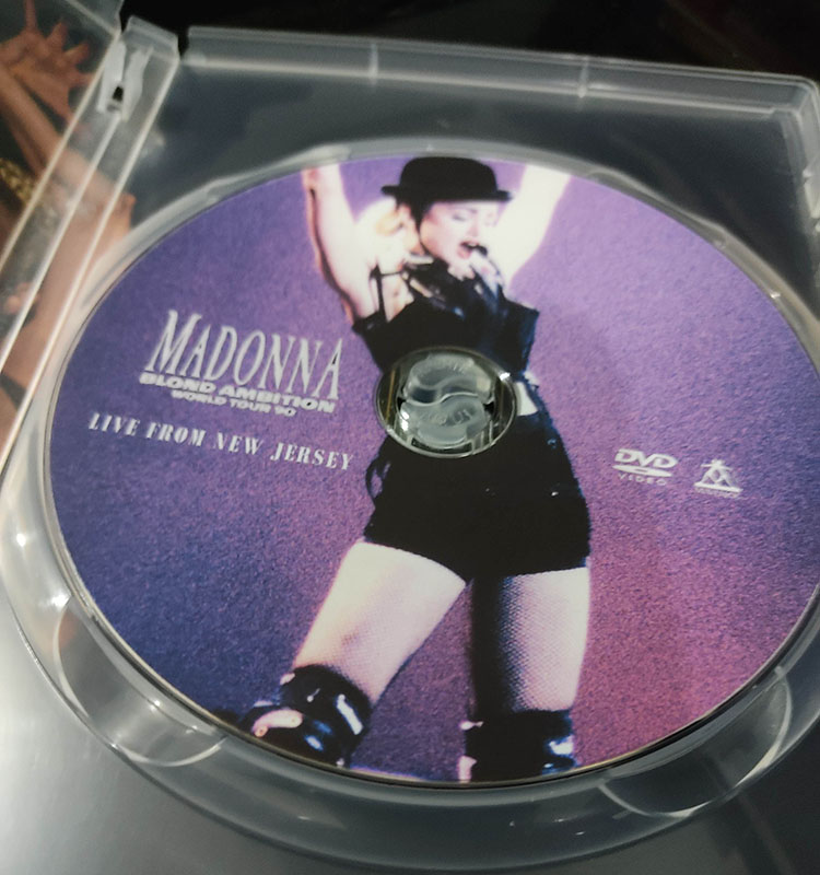 DVD Madonna "Blond Ambition Tour", Live from New Jersey. Filmagem profissional, excelente qualidade de imagem e som. Som surround, resolução de tela 16:9.