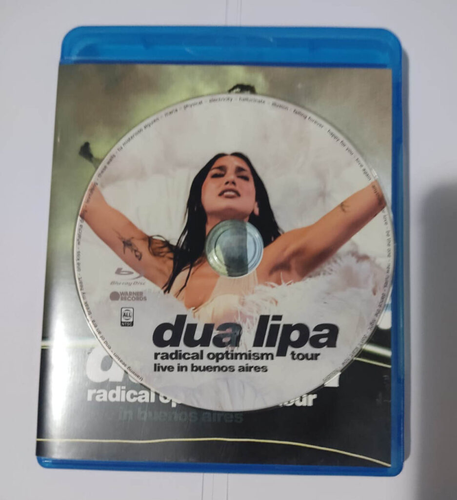 Blu-ray Dua Lipa - Radical Optimism Tour (Live Argentina 2025) 5 Sensacional blu-ray da tour “Radical Optimism”, de Dua Lipa, filmado em Buenos Aires, Argentina, no dia 08 de novembro de 2025. Filmagem profissional, transmissão via streaming. Contém duas faixas de áudio, resolução de tela 16:9, em 1080p.