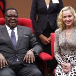 Madonna e o Presidente do Malawi Peter Mutharika1