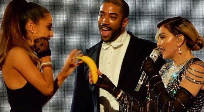 Madonna chama Ariana Grande ao palco e faz brincadeira com banana